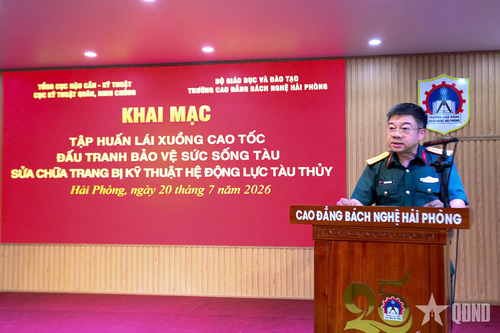Đại tá Huỳnh Văn Đông, Phó cục trưởng Cục Kỹ thuật quân, binh chủng phát biểu khai mạc tập huấn.