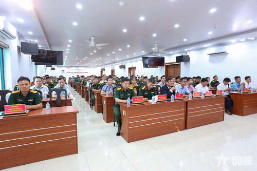 Các đại biểu tham dự khai mạc.