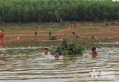 Bộ đội Tiểu đoàn 3, Trung đoàn 1 huấn luyện bơi vượt sông. 