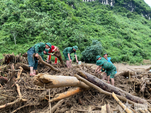  Cán bộ, chiến sĩ Bộ đội Biên phòng tỉnh Lai Châu tìm người mất tích tại khu vực nghi vấn.