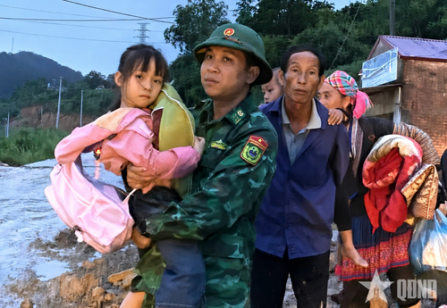  Bộ đội Biên phòng tỉnh Lai Châu giúp người dân bản Đội 11, xã Mường Than (tỉnh Lai Châu) sơ tán khỏi nơi có nguy cơ sạt lở.