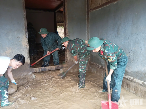 Giúp người dân thu dọn bùn đất, củng cố nơi ăn ở.