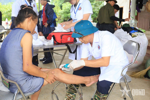 Nhân viên y tế kiểm tra, xử lý vết thương cho người dân xã Mường Than.