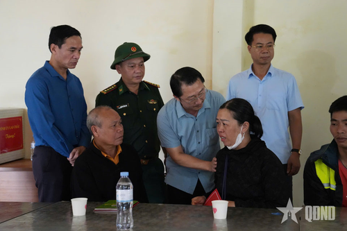 Đồng chí Sùng A Hồ cùng đoàn công tác thăm, động viên gia đình các nạn nhân.