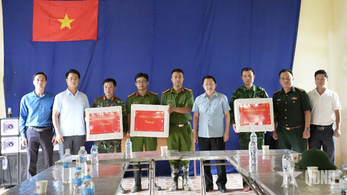 Đồng chí Sùng A Hồ cùng đoàn công tác thăm, động viên các lực lượng làm nhiệm vụ khắc phục hậu quả thiên tai tại xã Mường Than.