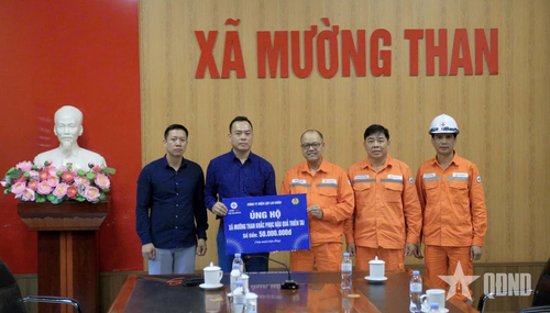 Công ty Điện lực Lai Châu trao kinh phí hỗ trợ xã Mường Than.