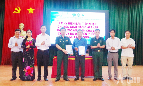 Đại diện Trường Đại học Kinh tế - Luật và Ban chỉ huy Bộ đội Biên phòng tỉnh Lâm Đồng bàn giao kết quả thực hiện nhiệm vụ khoa học và công nghệ.