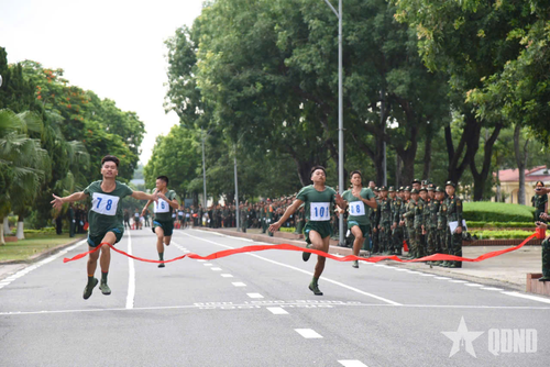 Tổ chức thi đấu nội dung chạy 100m.