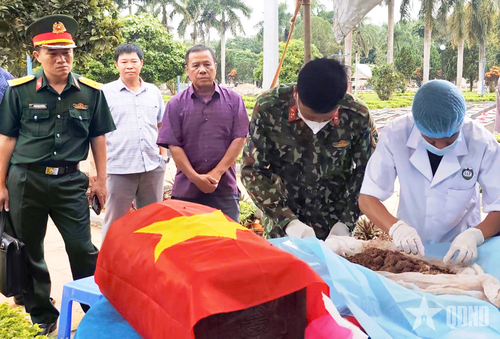 Lực lượng chức năng lấy mẫu sinh phẩm tại Nghĩa trang Liệt sĩ Đức Cơ (Gia Lai). 