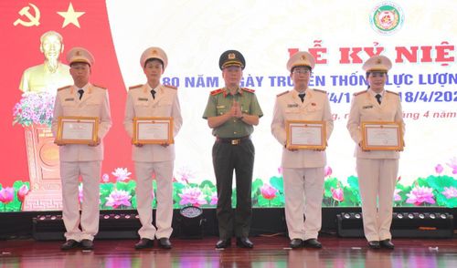 Thiếu tướng Nguyễn Hữu Hợp- Giám đốc Công an TP Đà Nẵng trao giấy khen cho CBCS Phòng Cảnh sát hình sự tại Lễ kỷ niệm 80 năm ngày thành lập lực lượng Cảnh sát hình sự.