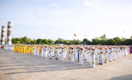 Các đại biểu dâng hương tại Tượng đài Mẹ Việt Nam anh hùng.