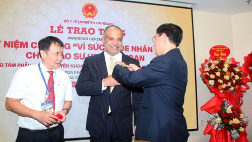 Trao Kỷ niệm chương "Vì sức khỏe nhân dân" của Bộ Y tế cho GS. Uday Devgan.