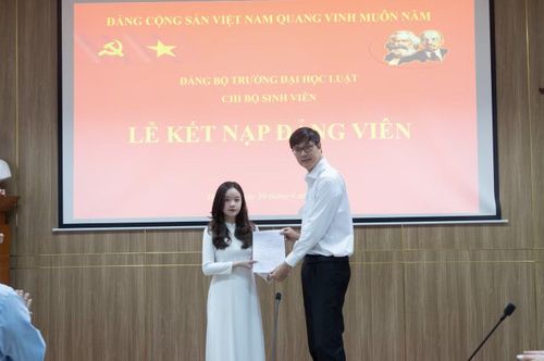 Nguyễn Thị Uyển Trân trong Lễ kết nạp Đảng tại Chi bộ Sinh viên, Đảng bộ trường ĐH Luật (ĐHQG Hà Nội).