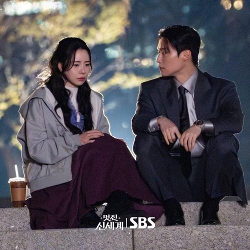 Sau khi 'gây sốt' toàn cầu với bộ phim đạt rating rất cao của đài SBS, 'My Royal Nemesis'. Lim Ji Yeon đang được mong chờ trong bộ phim 'Alike'. Một câu chuyện trả thù theo phong cách hiện đại của "Hoàng tử và người ăn mày". Bộ phim theo dõi hành trình của một công dân bình thường từng tốt bụng khi cô ấy điều hướng vùng xám giữa thiện và ác, mang đến những trận chiến gay cấn, chuyện tình lãng mạn và sự trỗi dậy của một nhân vật phản diện mà chúng ta không thể không ủng hộ.