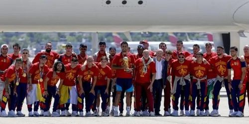 Đội tuyển quốc gia Tây Ban Nha đã trở về nước sau khi giành chức vô địch 'World Cup 2026'. Chiếc cúp đã được đưa về Madrid, nơi một cuộc diễu hành được đặt tên là: “Cuộc diễu hành của các vị vua thế giới”, có thể thu hút gần một triệu người.