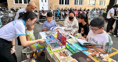 Hội sách Thiếu nhi TPHCM năm 2026 đến với bệnh nhi tại Bệnh viện Nhi đồng 1 (ẢNH: HỒ SƠN)