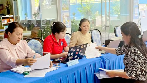  Phụ huynh nộp hồ sơ nhập học lớp 1 tại Trường Tiểu học Trần Khánh Dư (phường Tân Định) (ẢNH: THU TÂM) 