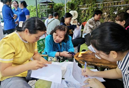 Công chức Trung tâm Phục vụ hành chính công phường An Phú Đông hỗ trợ người dân thực hiện thủ tục hành chính vào sáng chủ nhật (ẢNH: ĐÔNG SƠN)