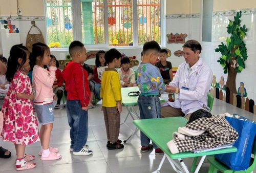 Khám sàng lọc tay chân miệng cho trẻ em tại phường Lâm Viên - Đà Lạt, tỉnh Lâm Đồng