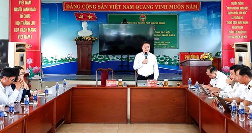Ông Huỳnh Trung Sơn, Chủ tịch UBND phường Tân Phước phát biểu tại buổi làm việc. Ảnh: THÀNH HUY