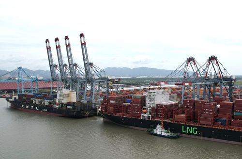 Doanh nghiệp cảng kiến nghị tăng cường quản lý hành lang luồng hàng hải, nạo vét luồng định kỳ để bảo đảm khả năng tiếp nhận tàu trọng tải lớn. Ảnh: THÀNH HUY