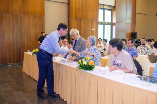  Lãnh đạo tỉnh Gia Lai thăm hỏi các nhà khoa học tại sự kiện 
