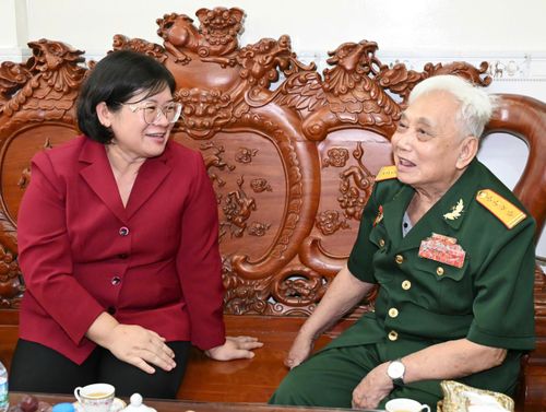  Đồng chí Văn Thị Bạch Tuyết thăm hỏi ông Nguyễn Văn Bạch, thương binh hạng 4/4, cư trú tại phường Hòa Hưng. Ảnh: VIỆT DŨNG 