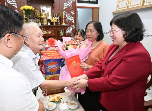 Đồng chí Văn Thị Bạch Tuyết ân cần hỏi thăm sức khỏe ông Ngô Văn Nhì, người hoạt động kháng chiến bị địch bắt tù đày, ngụ phường Diên Hồng. Ảnh: VIỆT DŨNG 
