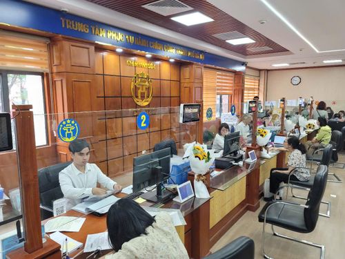 Trung tâm Phục vụ hành chính công Hà Nội triển khai đợt cao điểm hỗ trợ người hưởng lương hưu. Ảnh: NGUYỄN QUỐC