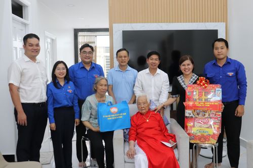 Đoàn đại biểu thăm hỏi, tri ân Mẹ Việt Nam Anh hùng Trương Thị Ba