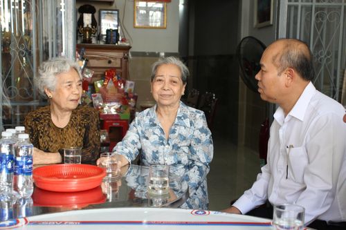 Phó Chủ tịch UBND TPHCM Trần Văn Bảy thăm hỏi, trò chuyện cùng bà Phan Thị Hồng. Ảnh: MINH DUNG