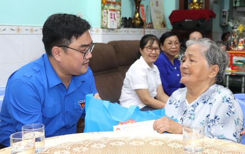 Bí thư Thành đoàn TPHCM Ngô Minh Hải thăm hỏi, trò chuyện cùng Mẹ Việt Nam Anh hùng Lê Thị Nhiên