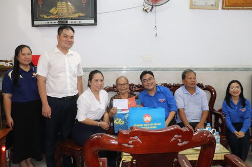 Bí thư Thành đoàn TPHCM Ngô Minh Hải cùng đoàn thăm, tri ân Mẹ Việt Nam Anh hùng Nguyễn Thị Hướng