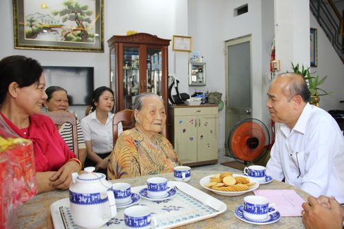 Phó Chủ tịch UBND TPHCM Trần Văn Bảy thăm hỏi, trò chuyện cùng Mẹ Việt Nam Anh hùng Nguyễn Thị Ai. Ảnh: MINH DUNG