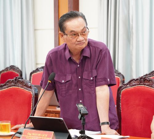 TS Trần Du Lịch, Phó Trưởng đoàn chuyên trách Đoàn ĐBQH TPHCM khóa XII, XIII nêu ý kiến. Ảnh: PHƯƠNG UYÊN