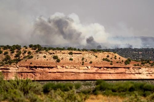 Đám cháy Snyder bùng phát gần Thompson Springs, bang Utah, Mỹ, ngày 28/6/2026. Ảnh: AP/Noah Berger.