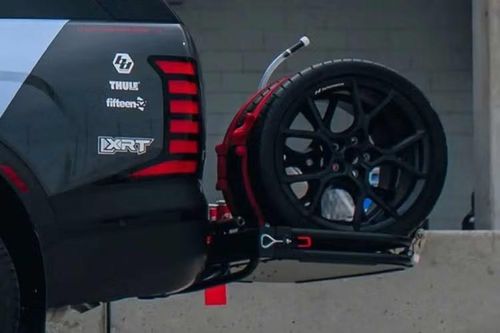 Một bánh xe khác với lốp Michelin Pilot Sport bám đường tốt được đặt trong khoang chở hàng, cùng với thảm WeatherTech, dầu nhớt chuyên dụng Motul dành cho xe đua, dây kéo cứu hộ cường độ cao, hộp đựng đồ bền bỉ và mũ bảo hiểm Bell đặt làm riêng thuộc về cựu tay đua IMSA Michelin Pilot Challenge, Mark Wilkins.