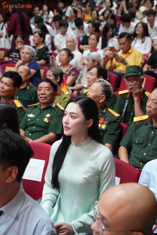 Á hậu Vân Nhi bày tỏ sự bồi hồi trước nụ cười lạc quan và tinh thần thép của các bác thương binh.