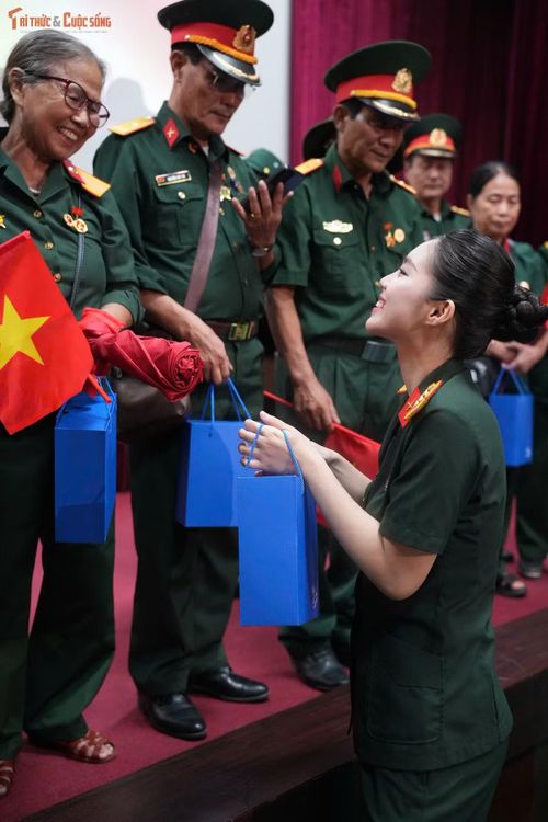 Á hậu Châu Anh chia sẻ niềm tự hào khi được khoác màu áo lính tham gia sự kiện đặc biệt này.