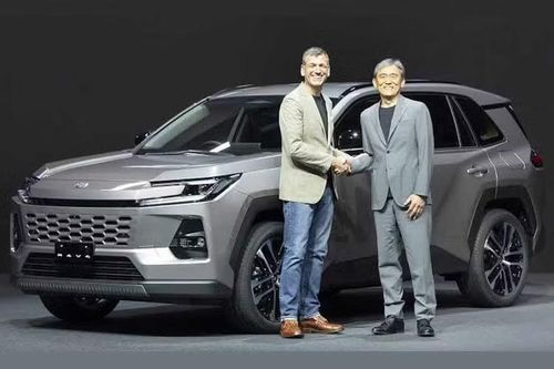 Ông Yoshinori Futonagane (bìa phải), kỹ sư trưởng của dự án RAV4.