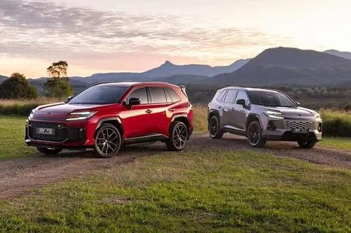 Dù các chức năng điều hòa trên Toyota RAV4 mới đã được chuyển lên màn hình cảm ứng, các nút chọn chế độ lái vẫn được giữ dưới dạng nút bấm vật lý.