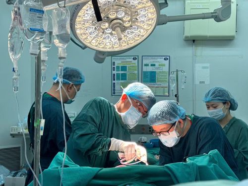Các bác sĩ phát hiện đầu ruột thừa cắm sâu vào gốc mạc treo ruột non - một biến đổi giải phẫu hiếm gặp - Ảnh BVCC