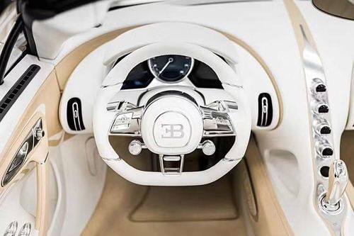 Tương tự 98 chiếc Mistral trước đó, mẫu xe này được cá nhân hóa theo yêu cầu của khách hàng. Bugatti cho biết, mỗi chiếc Mistral gần như là một phiên bản độc nhất nhờ chương trình tùy biến với rất nhiều lựa chọn về màu sơn, vật liệu và các chi tiết hoàn thiện.