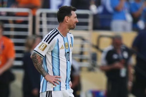 Lionel Messi thất vọng khi không thể cùng đội nhà bảo vệ thành công ngôi vô địch World Cup. Ảnh: AP.