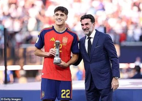 Hậu vệ Pau Cubarsi nhận danh hiệu Cầu thủ trẻ hay nhất World Cup 2026. Cầu thủ mang áo số 22 mỉm cười trên sân khấu với chiếc cúp cá nhân trong tay. Ảnh: Getty Images.