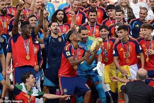 Lamine Yamal nâng niu và hôn lên Cúp vàng trong sự phấn khích của đồng đội. Ngôi sao 19 tuổi tận hưởng khoảnh khắc đáng nhớ nhất sau hành trình cùng Tây Ban Nha đi đến trận đấu cuối cùng. Ảnh: Getty Images.