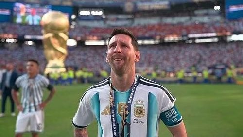 Nước mắt xuất hiện trên gương mặt Messi khi đội trưởng Argentina rời bục trao giải, phía sau là hình ảnh Cúp vàng. Siêu sao 39 tuổi khép lại trận chung kết bằng nỗi buồn của người không thể bảo vệ ngôi vô địch. Ảnh: Daily Mail.