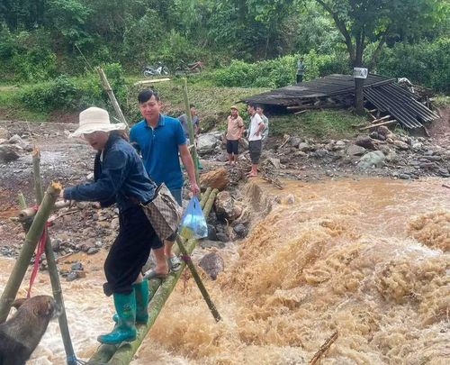 Mưa lũ làm ảnh hưởng đến đời sống, sinh hoạt của người dân.