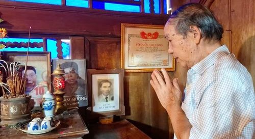 Ông Hà Chí Cẩn bên bàn thờ liệt sĩ Hà Chí Đính.