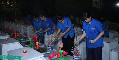 Thế hệ trẻ hôm nay luôn trân quý và biết ơn sâu sắc sự hy sinh của các anh hùng liệt sĩ. Ảnh: Đăng Hải